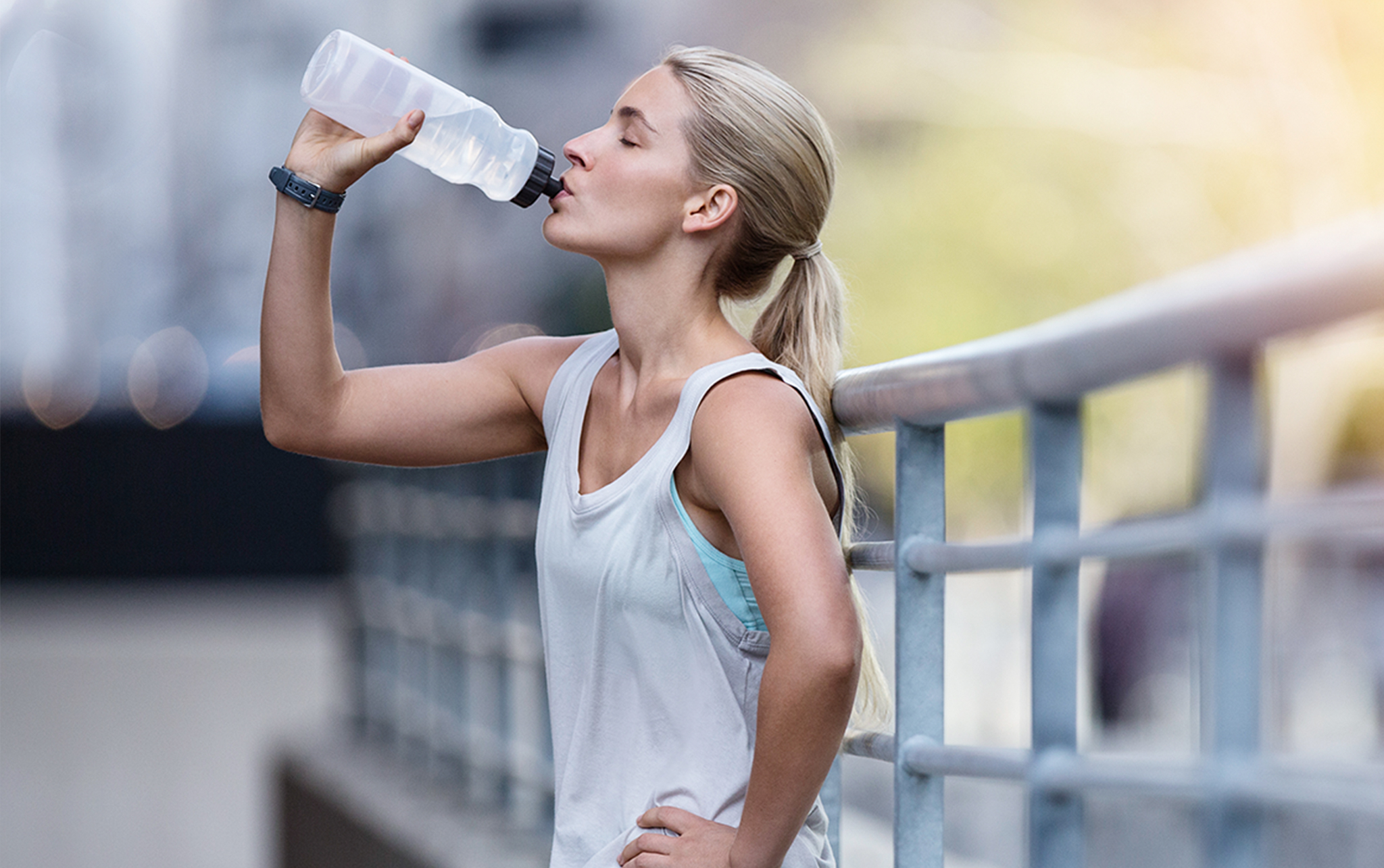 how to run properly girl drinking water